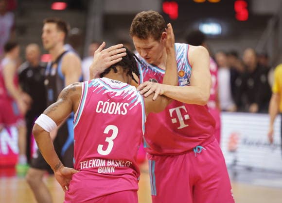 Jubel: Patrick Heckmann, Zachery Cooks Telekom Baskets Bonn vs. Science City Jena 19. Speiltag - Saison 2025 26