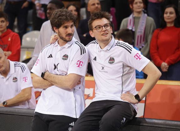 Athletiktrainer Eduardo Fernández-Galarreta, Teambetreuer Janos Bokodi Telekom Baskets Bonn vs. Science City Jena 19. Speiltag - Saison 2025 26