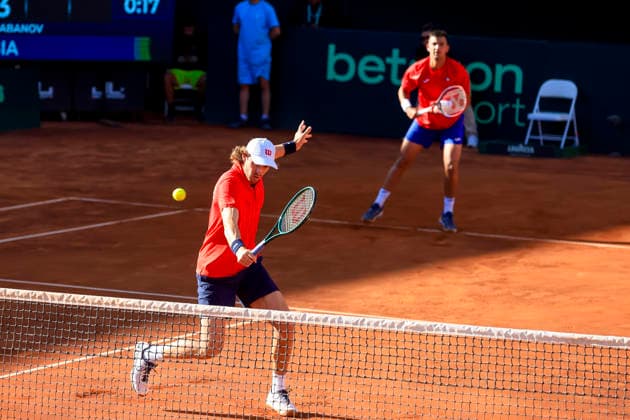 Tenis, Chile vs Serbia. Copa Davis 2026. Los tenistas chilenos Tomas Barrios y Nicolas Jarry, izquierda-, devuelven la pelota, frente a Ivan Sabanov y Matej Sabanov (D-izquierda) durante el partido de dobles de Copa Davis valido por el Grupo Mundial, disputado en la Cancha Central Anita Lizana, Parque Estadio Nacional de Santiago, Chile. 07 02 2026 Pepe Alvujar Photosport Tenis, Chile vs Serbia. Copa Davis 2026. Chilean tennis players Tomas Barrios and Nicolas Jarry (left-right) return the ball, facing Ivan Sabanov and Matej Sabanov (left) during the Davis Cup doubles match valid for the World Group, played on the Anita Lizana Central Court, National Stadium Park in Santiago, Chile. 07 02 2026 Pepe Alvujar Photosport Chile vs Serbia dia 2, Copa Davis 2026