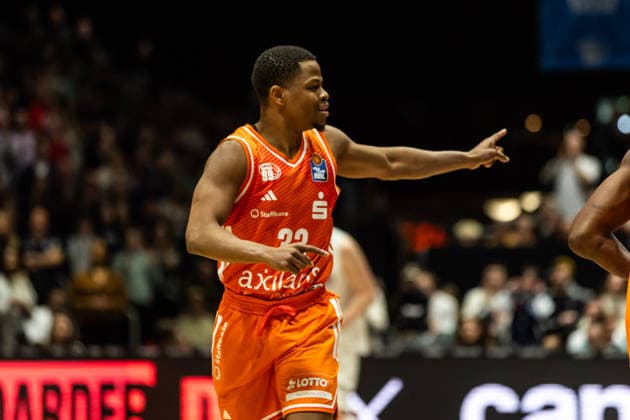 GER, easy-Credit Basketball-Bundesliga, Niners Chemnitz - Syntainics MBC. 07.02.2026, Messe, Chemnitz, GER, easy-Credit Basketball-Bundesliga, Niners Chemnitz - Syntainics MBC. Eric Washington (Niners Chemnitz, 33) gibt Handzeichen Foto Alexander Trienitz Chemnitz Messe Sachsen Deutschland