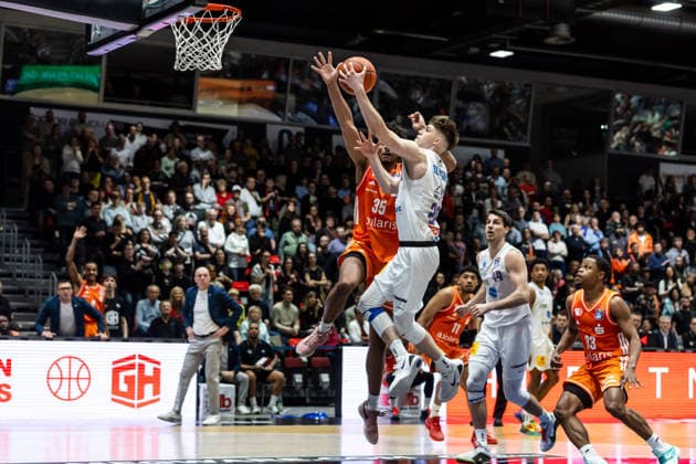 GER, easy-Credit Basketball-Bundesliga, Niners Chemnitz - Syntainics MBC. 07.02.2026, Messe, Chemnitz, GER, easy-Credit Basketball-Bundesliga, Niners Chemnitz - Syntainics MBC. Perttu Blomgren (Syntainics MBC, 20), Roman Bedime (Niners Chemnitz, 35) Foto Alexander Trienitz Chemnitz Messe Sachsen Deutschland
