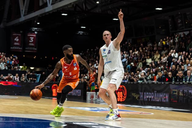 GER, easy-Credit Basketball-Bundesliga, Niners Chemnitz - Syntainics MBC. 07.02.2026, Messe, Chemnitz, GER, easy-Credit Basketball-Bundesliga, Niners Chemnitz - Syntainics MBC. Corey Davis Jr. (Niners Chemnitz, 5), Collin Welp (Syntainics MBC, 40) Foto Alexander Trienitz Chemnitz Messe Sachsen Deutschland