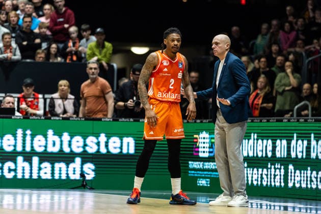 GER, easy-Credit Basketball-Bundesliga, Niners Chemnitz - Syntainics MBC. 07.02.2026, Messe, Chemnitz, GER, easy-Credit Basketball-Bundesliga, Niners Chemnitz - Syntainics MBC. Nike Sibande (Niners Chemnitz, 2) spricht mit Rodrigo Pastore (Head Coach), Niners Chemnitz Foto Alexander Trienitz Chemnitz Messe Sachsen Deutschland