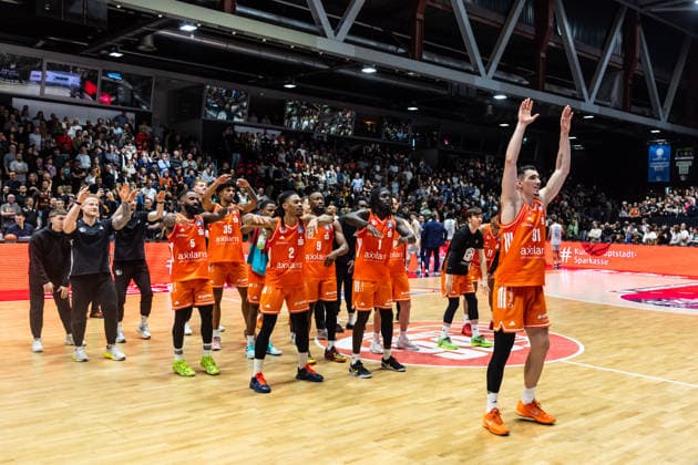 GER, easy-Credit Basketball-Bundesliga, Niners Chemnitz - Syntainics MBC. 07.02.2026, Messe, Chemnitz, GER, easy-Credit Basketball-Bundesliga, Niners Chemnitz - Syntainics MBC. Yordan Minchev (Niners Chemnitz, 91) jubelt mit dem Team Foto Alexander Trienitz Chemnitz Messe Sachsen Deutschland