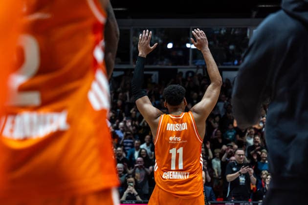 GER, easy-Credit Basketball-Bundesliga, Niners Chemnitz - Syntainics MBC. 07.02.2026, Messe, Chemnitz, GER, easy-Credit Basketball-Bundesliga, Niners Chemnitz - Syntainics MBC. Kostja Mushidi (Niners Chemnitz, 11) jubelt mit dem Team Foto Alexander Trienitz Chemnitz Messe Sachsen Deutschland
