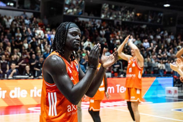 GER, easy-Credit Basketball-Bundesliga, Niners Chemnitz - Syntainics MBC. 07.02.2026, Messe, Chemnitz, GER, easy-Credit Basketball-Bundesliga, Niners Chemnitz - Syntainics MBC. Aher Uguak (Niners Chemnitz, 1) bedankt sich bei den Fans Foto Alexander Trienitz Chemnitz Messe Sachsen Deutschland