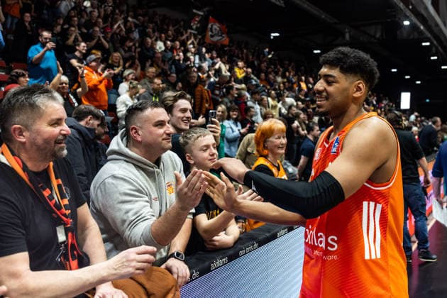 GER, easy-Credit Basketball-Bundesliga, Niners Chemnitz - Syntainics MBC. 07.02.2026, Messe, Chemnitz, GER, easy-Credit Basketball-Bundesliga, Niners Chemnitz - Syntainics MBC. Kostja Mushidi (Niners Chemnitz, 11) bedankt sich bei den Fans Foto Alexander Trienitz Chemnitz Messe Sachsen Deutschland