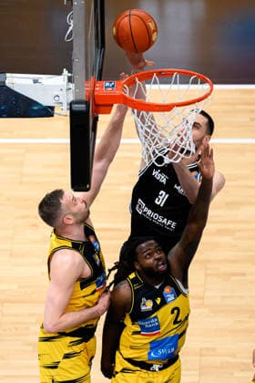 Ludwigsburg, BBL - 25 26 - MHP Riesen Ludwigsburg vs. Bamberg Baskets Jonas Wohlfarth-Bottermann (Ludwigsburg), Daniel Keppeler (Bamberg), Traveon Buchanan (Ludwigsburg) Ludwigsburg MHP Arena Baden-Württemberg Deutschland