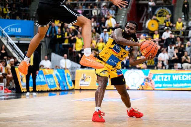 Ludwigsburg, BBL - 25 26 - MHP Riesen Ludwigsburg vs. Bamberg Baskets Traveon Buchanan (Ludwigsburg) Ludwigsburg MHP Arena Baden-Württemberg Deutschland