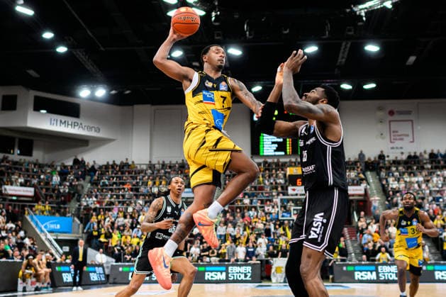 Ludwigsburg, BBL - 25 26 - MHP Riesen Ludwigsburg vs. Bamberg Baskets v.li. Elijah Hughes (Ludwigsburg), Ejiofor Onu (Bamberg) Ludwigsburg MHP Arena Baden-Württemberg Deutschland