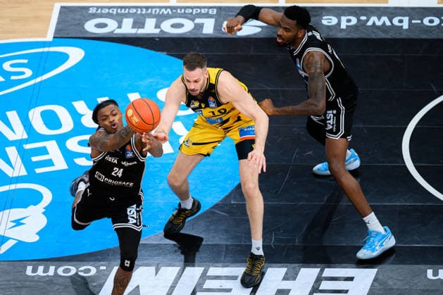 Ludwigsburg, BBL - 25 26 - MHP Riesen Ludwigsburg vs. Bamberg Baskets Cobe Williams (Bamberg), Jonas Wohlfarth-Bottermann (Ludwigsburg), Ejiofor Onu (Bamberg) Ludwigsburg MHP Arena Baden-Württemberg Deutschland