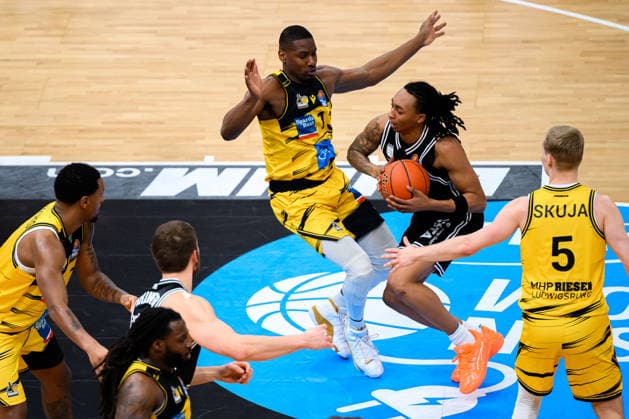 Ludwigsburg, BBL - 25 26 - MHP Riesen Ludwigsburg vs. Bamberg Baskets Yorman Polas Bartolo (Ludwigsburg), Austin Matthew Crowley (Bamberg), Toms Skuja (Ludwigsburg) Ludwigsburg MHP Arena Baden-Württemberg Deutschland