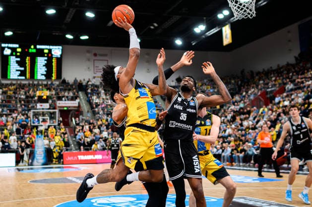 Ludwigsburg, BBL - 25 26 - MHP Riesen Ludwigsburg vs. Bamberg Baskets Stefan Smith (Ludwigsburg), Ejiofor Onu (Bamberg) Ludwigsburg MHP Arena Baden-Württemberg Deutschland