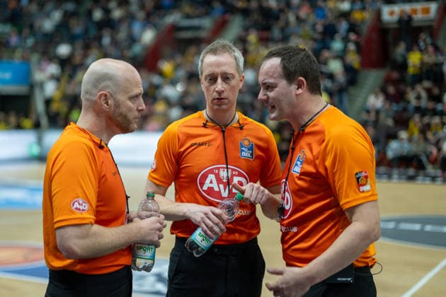 Benjamin Barth (Schiedsrichter), Christof Madinger (Schiedsrichter), Clemens Fritz (Schiedsrichter), bei seinem 750 Jubilaeum als Schiedsrichter, GER, MHP Riesen vs. BMA365 Bamberg Baskets, Basketball Bundesliga, easycredit BBL, 19. Spieltag, Spielzeit 2025 2026, 07.02.2026, GER, MHP Riesen vs. BMA365 Bamberg Baskets, Basketball Bundesliga, easycredit BBL, 19. Spieltag, Spielzeit 2025 2026, 07.02.2026 Ludwigsburg Copyright: xEibner-Pressefoto SaschaxWaltherx EP_EER