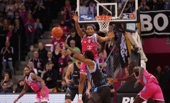 Jalen Finch (Bonn, 0) blockt Keith Braxton Jr. (Jena), Telekom Baskets Bonn vs Science City Jena, easyCredit BBL, 19. Spieltag, Telekom Dome Bonn, 07.02.2026.