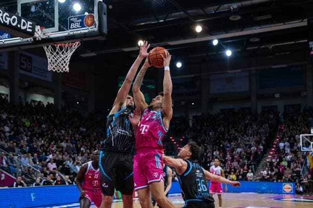 Spielaktion mit Alijah Comithier (2, Telekom Baskets Bonn) gegen Alex Herrera (41, Science City Jena) am Korb sowie Kristofer Krause (36; Science City Jena) am Korb in der EasyCredit BBL am 19. Spieltag in Bonn. Alijah Comithier (2, Telekom Baskets Bonn) gegen Alex Herrera (41, Science City Jena) am Korb