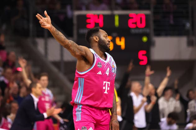 Jeff Garrett (Bonn) reagiert nach einem Dreier, Telekom Baskets Bonn vs Science City Jena, easyCredit BBL, 19. Spieltag, Telekom Dome Bonn, 07.02.2026.