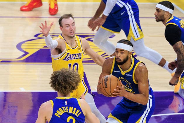 February 7, 2026, Los Angeles, California, USA: Luke Kennard 10 of the Los Angeles Lakers defends against Moses Moody 4 of the Golden State Warriors during a regular season NBA, Basketball Herren, USA game on Saturday February 7, 2026 at Crypto.com Arena in Los Angeles, California. JAVIER ROJAS PI Lakers Vs. Warriors  - ZUMAp124 20260207_zaa_p124_007 Copyright: xJavierxRojasx