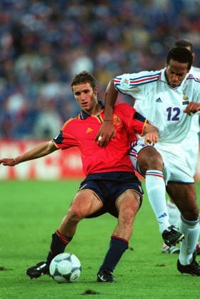 Spain V France, UEFA EURO, EM, Europameisterschaft,Fussball 2000 Quarter Final Ivan Helguera of Spain and Thierry Henry of France challenge during the UEFA Euro 2000 Quarter Final match between Spain and France at Jan Breydelstadion on June 25, 2000 in Bruge, Belgium. Bruge Jan Breydelstadion Belgium Belgium Copyright: xAllstarxPicturexLibraryxLtdx