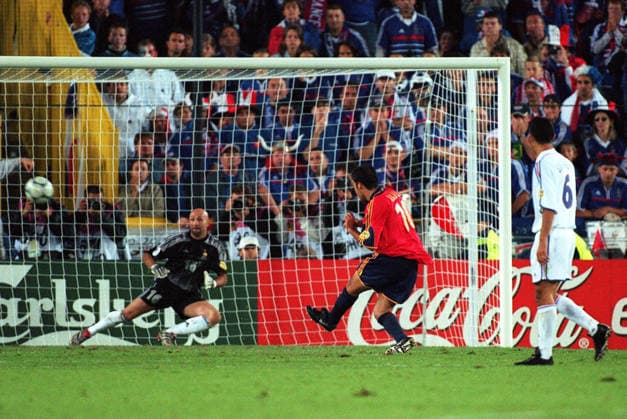 Spain V France, UEFA EURO, EM, Europameisterschaft,Fussball 2000 Quarter Final Raul of Spain Misses Penalty during the UEFA Euro 2000 Quarter Final match between Spain and France at Jan Breydelstadion on June 25, 2000 in Bruge, Belgium. Bruge Jan Breydelstadion Belgium Belgium Copyright: xAllstarxPicturexLibraryxLtdx