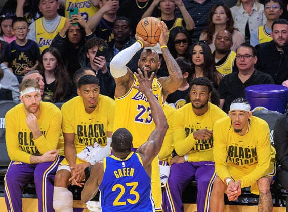 February 7, 2026, Los Angeles, California, USA: LeBron James 23 of the Los Angeles Lakers puts a shot over Draymond Green 23 of the Golden State Warriors during a regular season NBA, Basketball Herren, USA game on Saturday February 7, 2026 at Crypto.com Arena in Los Angeles, California. Lakers defet Warriors, 105-99. JAVIER ROJAS PI Los Angeles USA - ZUMAp124 20260207_zaa_p124_019 Copyright: xJavierxRojasx