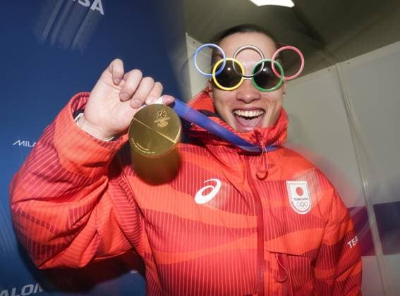 Milan Cortina Olympics: Snowboard Japan s Kira Kimura poses after winning the men s snowboard big air gold at the Milan Cortina Olympics at Livigno Snow Park in Livigno, Italy, on Feb. 7, 2026.  A14AA0005254743P