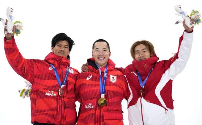 Milan Cortina Olympics: Snowboard Japan s Kira Kimura (C) poses after winning the men s snowboard big air gold at the Milan Cortina Olympics at Livigno Snow Park in Livigno, Italy, on Feb. 7, 2026, alongside silver medalist Ryoma Kimata (L) of Japan and bronze medalist Su Yiming of China.  A14AA0005254894P