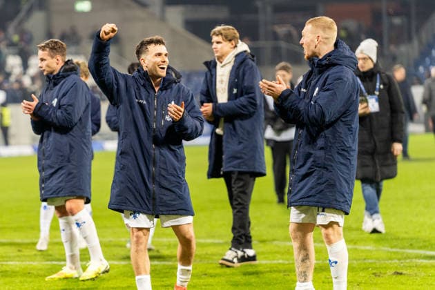 Mannschaft von SV Darmstadt 98 feiert mit den Fans, v.l. Sergio Lopez (SV Darmstadt 98, 02), Kai Klefisch (SV Darmstadt 98, 17), GER, SV Darmstadt 98 vs. 1. FC Kaiserslautern, Fussball, 2. Bundesliga, 21. Spieltag, Saison 2025 2026, 07.02.2026, DFL REGULATIONS PROHIBIT ANY USE OF PHOTOGRAPHS AS IMAGE SEQUENCES AND OR QUASI-VIDEO, GER, SV Darmstadt 98 vs. 1. FC Kaiserslautern, Fussball, 2. Bundesliga, 21. Spieltag, Saison 2025 2026, 07.02.2026 Darmstadt