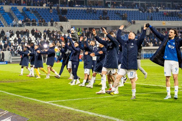 Mannschaft von SV Darmstadt 98 feiert mit den Fans, GER, SV Darmstadt 98 vs. 1. FC Kaiserslautern, Fussball, 2. Bundesliga, 21. Spieltag, Saison 2025 2026, 07.02.2026, DFL REGULATIONS PROHIBIT ANY USE OF PHOTOGRAPHS AS IMAGE SEQUENCES AND OR QUASI-VIDEO, GER, SV Darmstadt 98 vs. 1. FC Kaiserslautern, Fussball, 2. Bundesliga, 21. Spieltag, Saison 2025 2026, 07.02.2026 Darmstadt