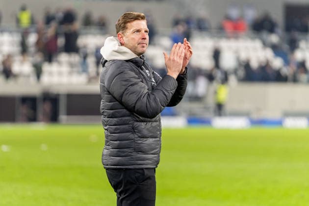 Freisteller, Portrait, Emotion, Klatschen, Applaus Florian Kohfeldt (SV Darmstadt 98, Cheftrainer) bei einer Runde durch das Stadion nach dem Spiel, GER, SV Darmstadt 98 vs. 1. FC Kaiserslautern, Fussball, 2. Bundesliga, 21. Spieltag, Saison 2025 2026, 07.02.2026, DFL REGULATIONS PROHIBIT ANY USE OF PHOTOGRAPHS AS IMAGE SEQUENCES AND OR QUASI-VIDEO, GER, SV Darmstadt 98 vs. 1. FC Kaiserslautern, Fussball, 2. Bundesliga, 21. Spieltag, Saison 2025 2026, 07.02.2026 Darmstadt *** Crop, Portrait, Emotion, Clapping, Applause Florian Kohfeldt SV Darmstadt 98, Head Coach during a round through the stadium after the match, GER, SV Darmstadt 98 vs 1 FC Kaiserslautern, Soccer, 2 Bundesliga, Matchday 21, Season 2025 2026, 07 02 2026, DFL REGULATES PROHIBIT ANY USE OF PHOTOGRAPHS AS IMAGE SEQUENCES AND OR QUASI VIDEO, GER, SV Darmstadt 98 vs 1 FC Kaiserslautern, Football, 2 Bundesliga, 21 Matchday, Season 2025 2026, 07 02 2026 Darmstadt Copyright: xEibner-Pressefoto Jan-NiclasxGrox EP_JGG