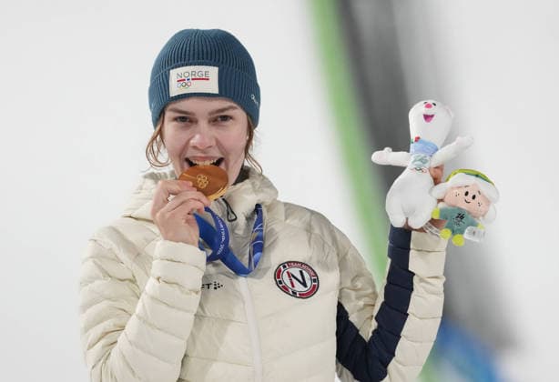 260207 -- PREDAZZO, Feb. 7, 2026 -- Gold medalist Anna Odine Stroem of Norway poses for a photo during the awarding ceremony of Ski jumping, Skispringen, Ski, nordisch women s normal hill individual at the Milan-Cortina 2026 Olympic Winter games, Winterspiele,Spiele, Summer games in Predazzo, Italy, Feb. 7, 2026. MICO2026ITALY-PREDAZZO-OLYMPIC WINTER GAMES-SKI JUMPING-WOMEN S NORMAL HILL INDIVIDUAL MengxYongmin  (MICO2026)ITALY-PREDAZZO-OLYMPIC WINTER GAMES-SKI JUMPING-WOMEN S NORMAL HILL INDIVIDUAL IMAGO MengxYongmin  imago images 0847043187