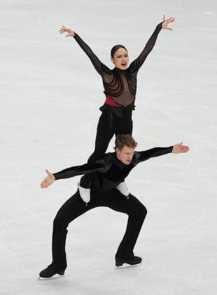 (260208) -- MILAN, Feb. 8, 2026 -- Madison Chock (top) Evan Bates of the United States perform during the free dance of ice dance skating for Figure skating, Eiskunstlauf team event at the Milan-Cortina 2026 Olympic Winter games, Winterspiele,Spiele, Summer games in Milan, Italy, Feb. 7, 2026. ) (MICO2026)ITALY-MILAN-OLYMPIC WINTER GAMES-FIGURE SKATING TEAM EVENT-ICE DANCE-FREE DANCE XuexYuge 