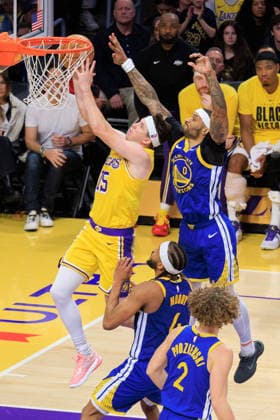February 7, 2026, Los Angeles, California, USA: Austin Reaves 15 of the Los Angeles Lakers drives past Gary Payton II 0 of the Golden State Warriors for a basket during a regular season NBA, Basketball Herren, USA game on Saturday February 7, 2026 at Crypto.com Arena in Los Angeles, California. Lakers defeat Warriors, 105-99. JAVIER ROJAS PI Lakers Vs. Warriors  - ZUMAp124 20260207_zaa_p124_024 Copyright: xJavierxRojasx