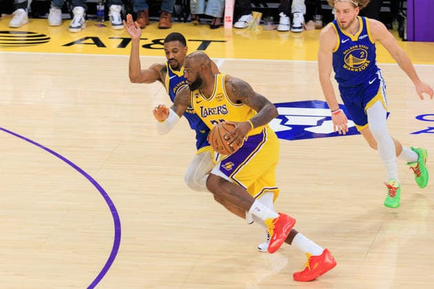February 7, 2026, Los Angeles, California, USA: LeBron James 23 of the Los Angeles Lakers charges downcourt during a regular season NBA, Basketball Herren, USA game against the Golden State Warriors on Saturday February 7, 2026 at Crypto.com Arena in Los Angeles, California. Lakers defeat Warriors, 105-99. JAVIER ROJAS PI Lakers Vs. Warriors  - ZUMAp124 20260207_zaa_p124_030 Copyright: xJavierxRojasx