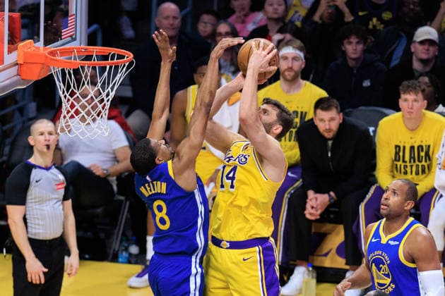 February 7, 2026, Los Angeles, California, USA: Maxi Kleber 14 of the Los Angeles Lakers puts up a shot over DeÃ¢â‚¬â ¢Anthony Melton 8 of the Golden State Warriors during a regular season NBA, Basketball Herren, USA game on Saturday February 7, 2026 at Crypto.com Arena in Los Angeles, California. Lakers defeat Warriors, 105-99. JAVIER ROJAS PI Lakers Vs. Warriors  - ZUMAp124 20260207_zaa_p124_040 Copyright: xJavierxRojasx