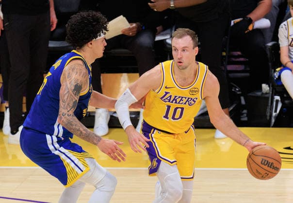February 7, 2026, Los Angeles, California, USA: Luke Kennard 10 of the Los Angeles Lakers is guarded by Gui Santos 15 of the Golden State Warriors during a regular season NBA, Basketball Herren, USA game on Saturday February 7, 2026 at Crypto.com Arena in Los Angeles, California. Lakers defeat Warriors, 105-99. JAVIER ROJAS PI Lakers Vs. Warriors  - ZUMAp124 20260207_zaa_p124_041 Copyright: xJavierxRojasx