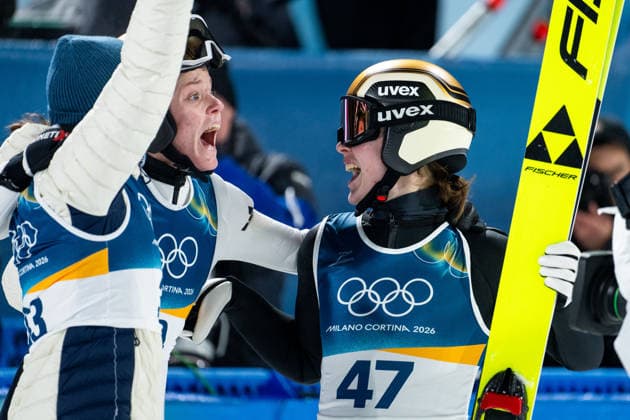 STROEM Anna Odine (Norwegen) jubelt mit KVANDAL Eirin Maria (Norwegen), OPSETH Silje (Norwegen) im Ziel ueber Sieg und Gold Medaille, ITA, Olympische Spiele Milano Cortina 2026, Olympia, Skispringen, Normalschanze Einzel Damen, 07.02.2026 ITA, Olympische Spiele Milano Cortina 2026, Olympia, Skispringen, Normalschanze Einzel Damen, 07.02.2026 Predazzo *** STROEM Anna Odine Norway celebrates victory and gold medal with KVANDAL Eirin Maria Norway , OPSETH Silje Norway at the finish, ITA, Olympic Games Milano Cortina 2026, Olympics, Ski jumping, normal hill individual women, 07 02 2026 ITA, Olympic Games Milano Cortina 2026, Olympics, Ski jumping, normal hill individual women, 07 02 2026 Predazzo Copyright: xEibner-Pressefoto Memmlerx EP_MMR