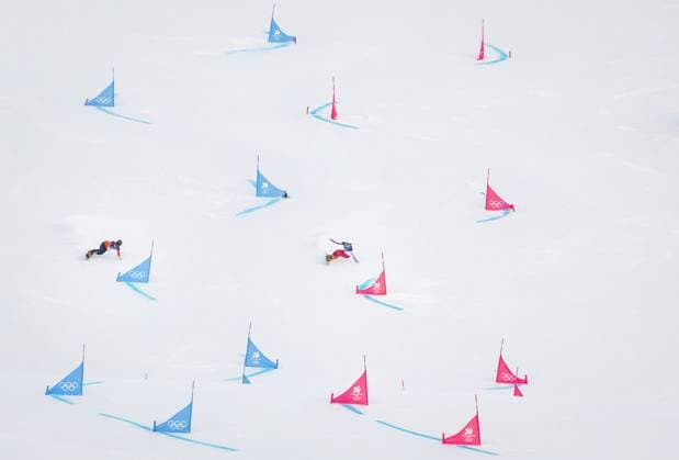 LIVIGNO - Michelle Dekker (L) during the parallel giant slalom qualifying event in snowboarding at the Winter Olympics in Milan and Cortina. IRIS VAN DEN BROEK ANP xVIxANPxSportx xxANPxIVx 550006766 originalFilename: 550006766.jpg