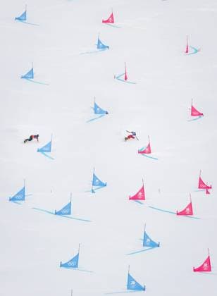 LIVIGNO - Michelle Dekker (L) during the parallel giant slalom qualifying event in snowboarding at the Winter Olympics in Milan and Cortina. IRIS VAN DEN BROEK ANP xVIxANPxSportx xxANPxIVx 550007061 originalFilename: 550007061.jpg