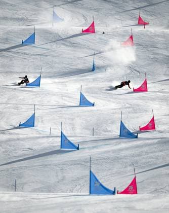 LIVIGNO - Michelle Dekker (R) during the parallel giant slalom qualifying event in snowboarding at the Winter Olympics in Milan and Cortina. IRIS VAN DEN BROEK ANP xVIxANPxSportx xxANPxIVx 550012247 originalFilename: 550012247.jpg