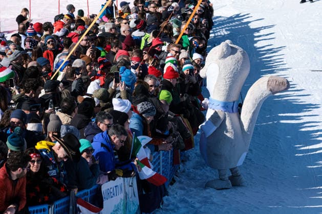 The mascotte Tina with supporters prior the Olympic Winter games, Winterspiele,Spiele, Summer games Milano-Cortina 2026, Alpine Skiing Women s Downhill on February 08, 2026 at Tofane Alpine Skiing Centre in Cortina d Ampezzo, Italy  Copyright: xLucianoxMariaxBisi IPAxSportx xipa-agency.netx xx IPA_71119769 IPA_Agency_IPA71119769