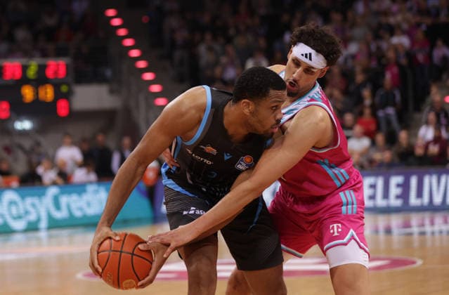 William McNair Jr. (Jena, L) und Michael Kessens (Bonn), Telekom Baskets Bonn vs Science City Jena, easyCredit BBL, Matchday 19, Telekom Dome Bonn, 7 February 2026.