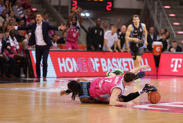 Uchenna Iroegbu (Jena, L) und Grayson Murphy (Bonn), Telekom Baskets Bonn vs Science City Jena, easyCredit BBL, Matchday 19, Telekom Dome Bonn, 7 February 2026.