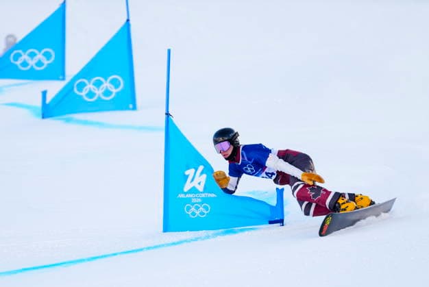 February 8, 2026, Livigno, Italy: Arnaud Gaudet from Montcalm, Que., races in the men s snowboarding parallel giant slalom qualification at the Milano Cortina 2026 Winter Olympic Games, Olympische Spiele, Olympia, OS in Livigno, Italy on Sunday, Feb. 8, 2026. Canada News - February 8, 2026  - ZUMAc35_ 20260208_zaf_c35_007 Copyright: xSeanxKilpatrickx