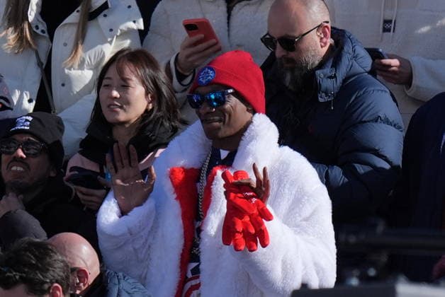 snoop dogg at the finish line of a women s downhill alpine skiing race at the 2026 Winter Olympics in Cortina, Italy, on Saturday, February 8, 2026.  Copyright: xDavidexSpada LaPressex