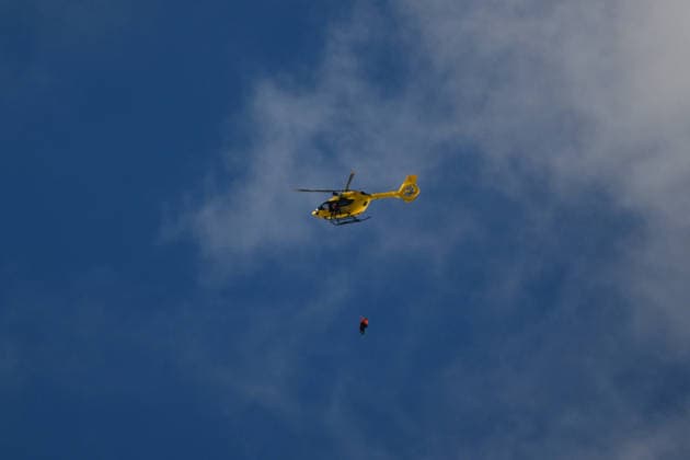 Cortina d Ampezzo, Italy, February 08th 2026. The first aid helicopter arrives and takes away the injured Lindsey Vonn of United States of America during the Alpine Skiing Womens Downhill race of the Olympic Winter games, Winterspiele,Spiele, Summer games 2026 in Cortina d Ampezzo, Italy. (Photo by Igor Kupljenik Sports Press Photo)  Copyright: xIgorxKupljenikx xSPPx Sportspressphoto_SPR89972