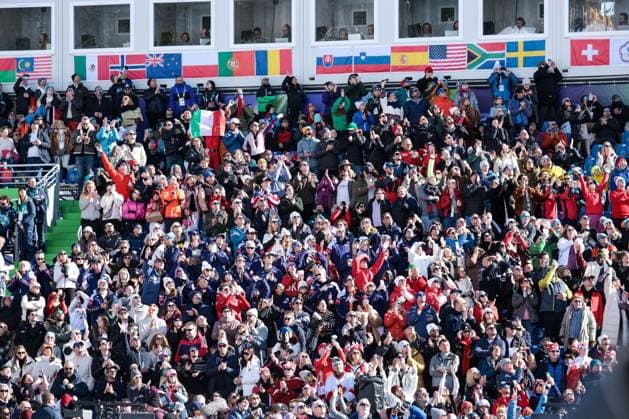 Supportes applaud to helicopter carrying Lindsey Vonn (USA) after her injury during the Olympic Winter games, Winterspiele,Spiele, Summer games Milano-Cortina 2026, Alpine Skiing Women s Downhill on February 08, 2026 at Tofane Alpine Skiing Centre in Cortina d Ampezzo, Italy  Copyright: xLucianoxMariaxBisi IPAxSportx xipa-agency.netx xx IPA_71122628 IPA_Agency_IPA71122628