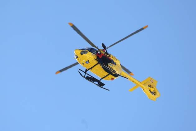 Lindsey VONN (USA) am Rettungshubschrauber. Ski Alpin, Abfahrt der Frauen. Olympische Winterspiele 2026. 8.2.2026, in Tofane Alpin Ski Center, Cortina, Italien. Quelle Copyright Credit : Oryk HAIST *** Lindsey VONN USA at the rescue helicopter Alpine Skiing, Womens Downhill 2026 Winter Olympics 8 2 2026, in Tofane Alpine Ski Center, Cortina, Italy Source Copyright Credit Oryk HAIST xOLY-LL-ALP02x