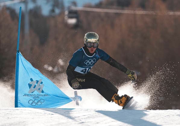 (260208) -- LIVIGNO, Feb. 8, 2026 -- Bi Ye of China competes during the Snowboard Men s Parallel Giant Slalom Qualification at the Milan-Cortina 2026 Olympic Winter games, Winterspiele,Spiele, Summer games in Livigno, Italy, Feb. 8, 2026. ) (MICO2026)ITALY-LIVIGNO-OLYMPIC WINTER GAMES-SNOWBOARD-MEN S PARALLEL GIANT SLALOM-QUALIFICATION HuxChao 