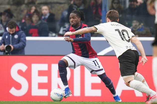 Bologna s Jonathan Rowe fights for the ball with ParmaÕs Adrian Bernabe during the Serie A soccer match between Bologna and Parma at the Renato DallÕAra Stadium in Bologna, north Italy - Sunday, February 8, 2026 -  Copyright: xMassimoxPaolone LaPressex